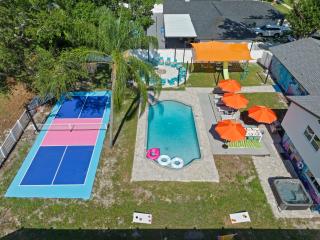 NEW-Heated Pool-Pickleball-Hot Tub-Movie Theater-Game Room-Playset-Basketball-10 Beds - Tampa - 0