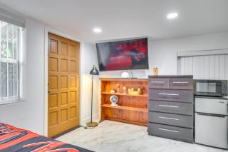 3 Mi to Beach Hollywood Studio with Yard! - 4