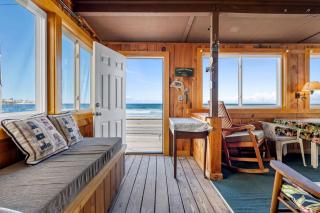 Beachfront Pet Friendly Sleeps 15 and BBQ - York - 0