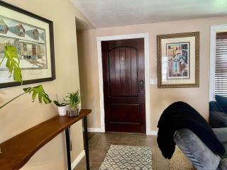 Charming Mountain Retreat with Enclosed Backyard and Artistic Flair - Millcreek - 7