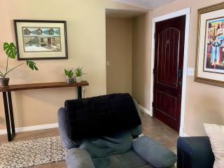 Charming Mountain Retreat with Enclosed Backyard and Artistic Flair - Millcreek - 4