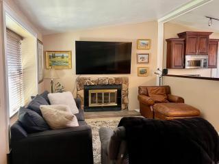 Charming Mountain Retreat with Enclosed Backyard and Artistic Flair - Millcreek - 9