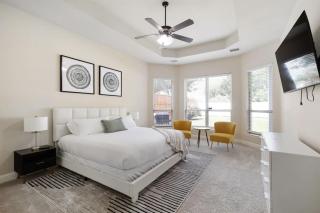 Huge, Luxe 5BR Frisco Retreat with Private Movie Theater, Home Office, and Spacious Yard - Frisco - 9