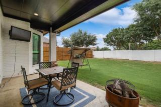 Huge, Luxe 5BR Frisco Retreat with Private Movie Theater, Home Office, and Spacious Yard - Frisco - 8