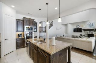 Huge, Luxe 5BR Frisco Retreat with Private Movie Theater, Home Office, and Spacious Yard - Frisco - 7