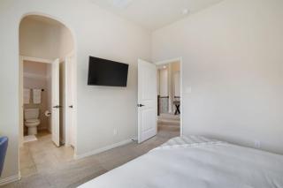 Spacious Luxe 5 Star Neighborhood Movie Theatr - Frisco - 3
