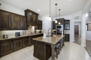 Spacious Luxe 5 Star Neighborhood Movie Theatr - Frisco - 6