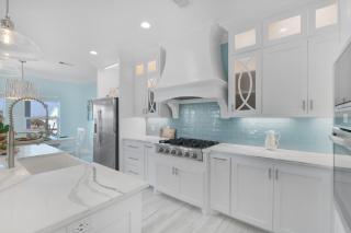 Near Beach Large Home Sleeps 22 BBQ Soaking Tub - Bolivar Peninsula - 0
