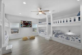 Near Beach Large Home Sleeps 22 BBQ Soaking Tub - Bolivar Peninsula - 9