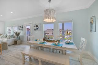 Near Beach Large Home Sleeps 22 BBQ Soaking Tub - 1