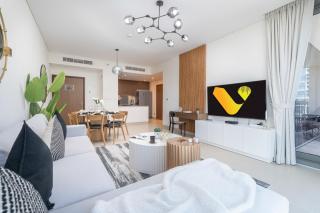 Vogue Vacation Homes, Marina 52-42 Towers near Ain Dubai and JBR Beach, Two Bedroom Apartment with Balcony Canal and Skyline views, Access to all Amenities - 2