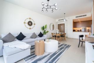 Vogue 5242 by Emaar Spacious Two Bedroom Apartment located 20th Floor with Dubai Marina View and balcony amazing infinity pool - 2