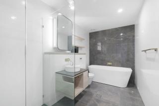Beachfront 2b Apartment Meriton - 3