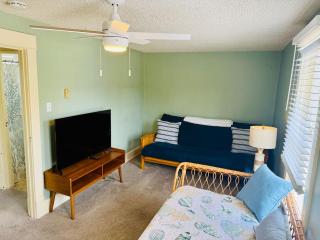 Bos Cozy Victorian Top Floor Duplex Unit with Puget Sound views - Tacoma - 1