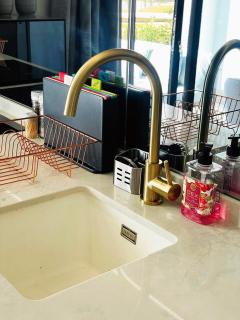 Urban Luxe Stay - 5 Min to Gautrain & Parking - Johannesburg - 9