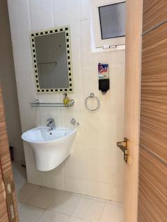 Cozy & Private Room in Family Home & Free Wi-fi - - 8