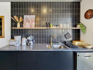 City Oasis Apartment with Rooftop Pool - 7