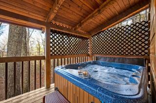 Location-Quiet-HotTub-Fireplace - Pigeon Forge - 9