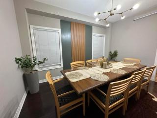 Luxurious Villa 3 Living Rooms, 1 sofa bed, 4 bedrooms, 4 Beds, 4 Toilets, 1 hour To Toronto - Oshawa - 6