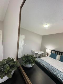Luxurious Villa 3 Living Rooms, 1 sofa bed, 4 bedrooms, 4 Beds, 4 Toilets, 1 hour To Toronto - Oshawa - 5