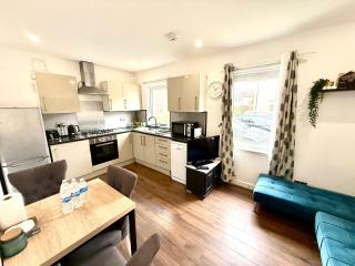 South Gyle House - SuperFast WiFi and Free Parking - 7 minutes from Edinburgh Airport - 7