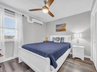 Palm Villa with Oceanfront Balcony, Pool, Sleeps 6 - Myrtle Beach - 9