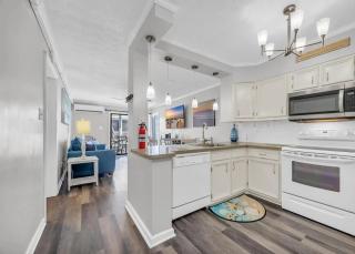 Palm Villa with Oceanfront Balcony, Pool, Sleeps 6 - Myrtle Beach - 5