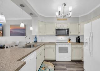 Palm Villa with Oceanfront Balcony, Pool, Sleeps 6 - Myrtle Beach - 4