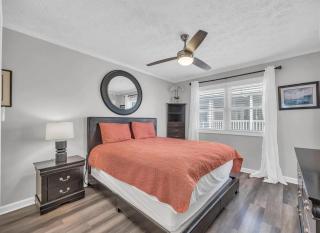 Palm Villa with Oceanfront Balcony, Pool, Sleeps 6 - Myrtle Beach - 3