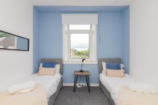 Modern And Vibrantly Designed Apartment - Motherwell - 2