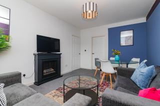 Modern And Vibrantly Designed Apartment - Motherwell - 5