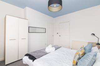 Modern And Vibrantly Designed Apartment - Motherwell - 1