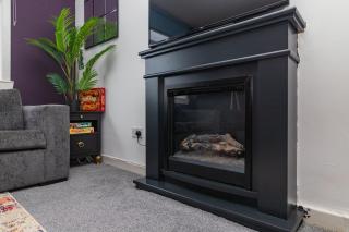 Modern And Vibrantly Designed Apartment - Motherwell - 4