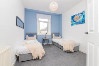 Modern And Vibrantly Designed Apartment - Motherwell - 3