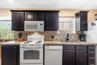 Cozy Timbers - Charming Condo for 6 with Resort-style Amenities - Branson - 8