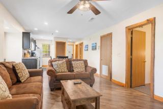 Cozy Timbers - Charming Condo for 6 with Resort-style Amenities - Branson - 2