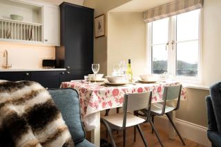 Lakeside Cottage, Alice - - 5