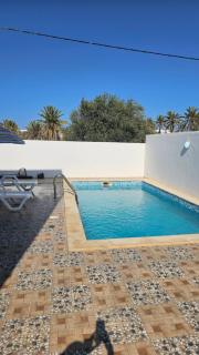 Private Family Villa with Pool Garden and Parking spot 3BR 2BA - Al Maqārisah - 0