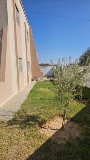 Private Family Villa with Pool Garden and Parking spot 3BR 2BA - Al Maqārisah - 3