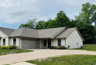 Beautiful 3 bed 2 bath condo - Loves Park - 0