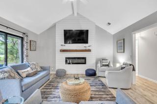 78 Off Shore Drive - Stylish 3BR Home in Palmetto Dunes Golf Course Views Private Patio, Close to Beach - host2coast - 1
