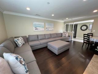 Awesome 4 Bedroom, 3 1/2 Bath Home 1/2 Mile Walk To Disney - Anaheim - 0