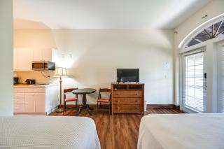 Breezy Naples Studio Condo with Screened Porch! - Naples - 6