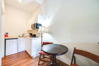 Breezy Naples Studio Condo with Screened Porch! - Naples - 5