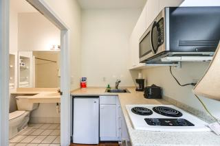 Breezy Naples Studio Condo with Screened Porch! - Naples - 2