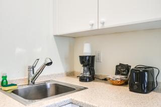 Breezy Naples Studio Condo with Screened Porch! - Naples - 1
