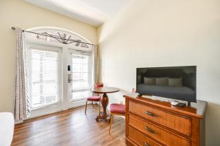 Sunny Naples Escape with Heated Community Pool! - Naples - 4