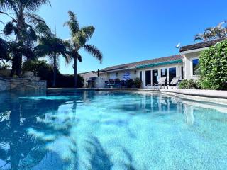Snazzy 6 Bedroom 3 bath pool home 1/2 mile walk to Disney - Anaheim - 0