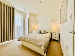 Gorgeous 1-Bedroom Fully Self-Contained Apartment Suited in the Central Heart of Cambridge - Cambridge - 0