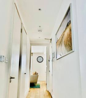 Gorgeous 1-Bedroom Fully Self-Contained Apartment Suited in the Central Heart of Cambridge - Cambridge - 8